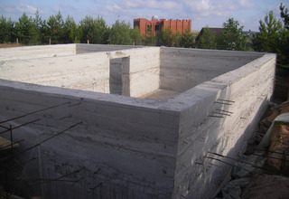 Строительство монолитного фундамента для дома с подвалом под ключ